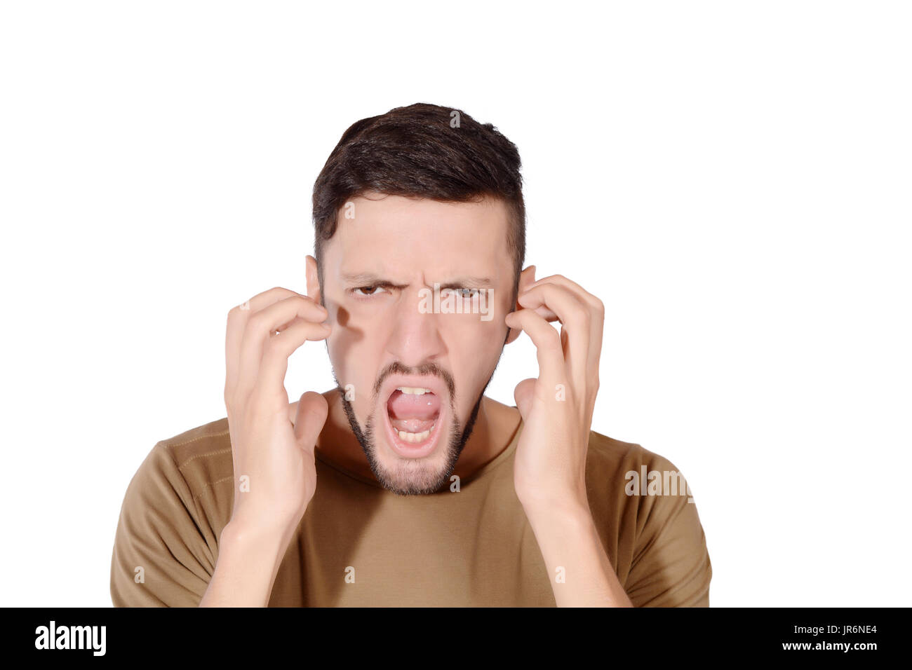 Porträt eines jungen Mannes mit wütenden Ausdruck. Isolierten weißen Hintergrund. Stockfoto