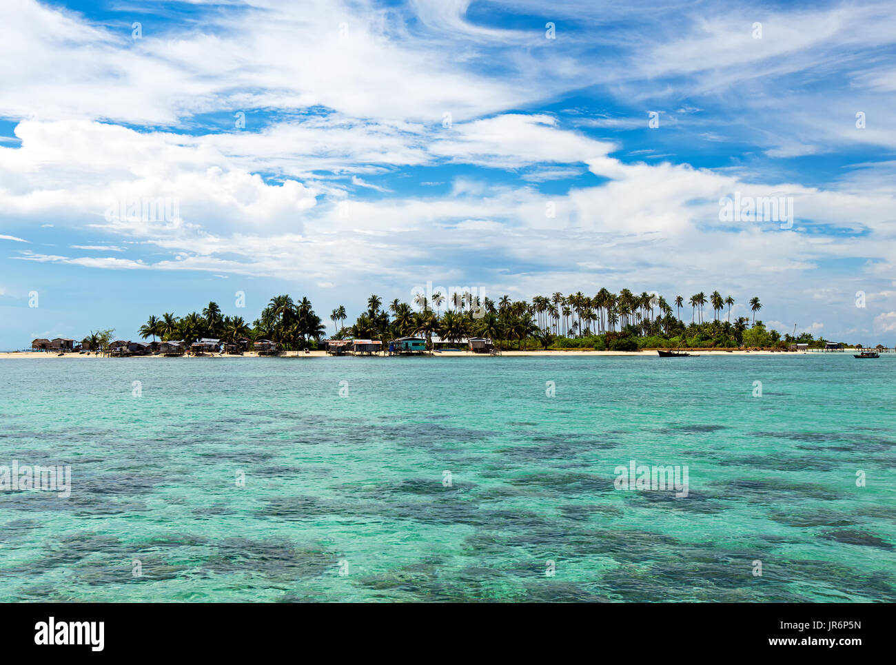 Schön klar und Türkis farbigen Wasser in der Nähe von Maiga Insel in Semporna in der Nähe der Insel Sipidan und Tun Sakaran Marine Park, Sabah Stockfoto