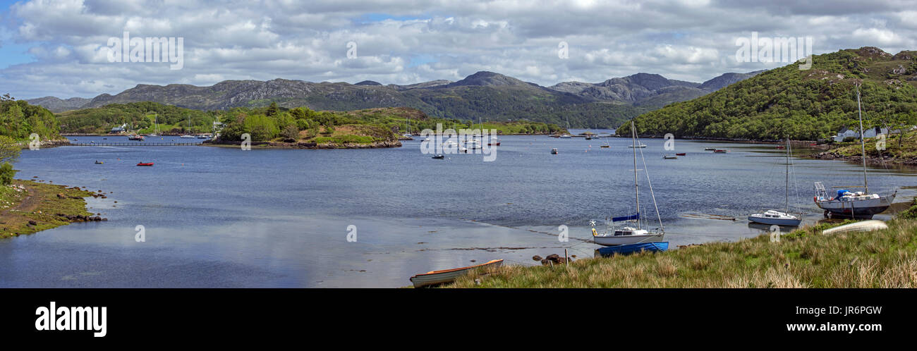 Segelyacht im Naturhafen am Badachro in der Nähe von Gairloch am Ufer Gair Loch, Ross und Cromarty, Schottland, Großbritannien Stockfoto