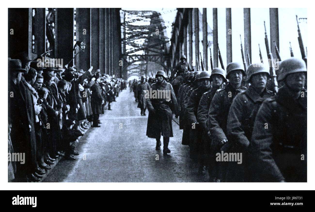 NAZI-ARMEE-INVASION RHEINLAND am 7. März 1936 überquerten insgesamt 30,000 Soldaten der Wehrmacht die Rheinbrücken (zu sehr gedämpfter und manchmal erzwungener Unterstützung) und begannen damit den deutschen Einmarsch in das entmilitarisierte Rheinland. Bau und Vorbereitung von Garnisonen in Aachen, in Vorbereitung auf den 2. Weltkrieg Stockfoto