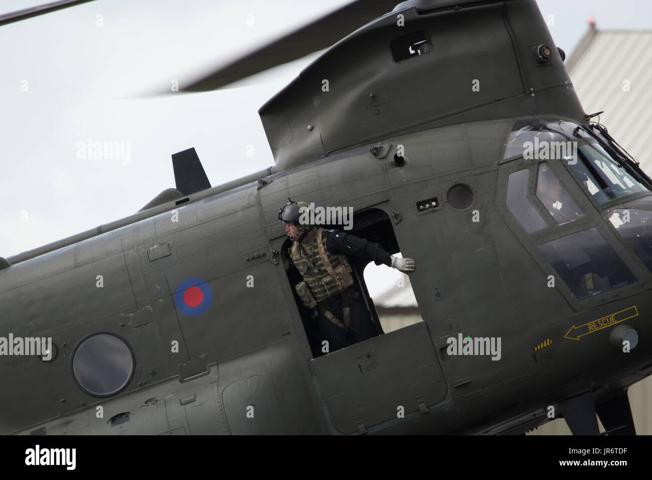 Fairford, Gloucestershire, Großbritannien - 10. Juli 2016: Royal Air Force Boeing CH-47 Chinook tritt auf der Fairford International Air Tattoo 2016 auf Stockfoto