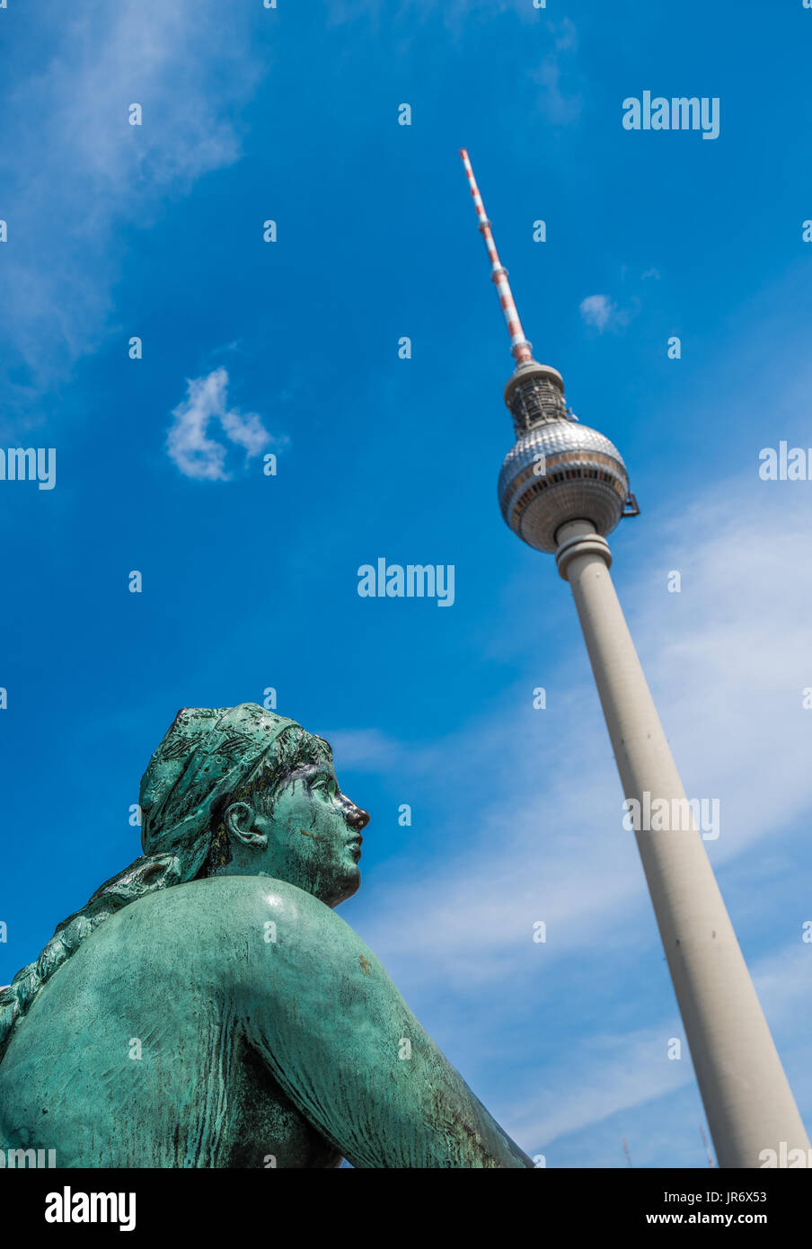 Neptun-Brunnen und Fernsehturm am Alexanderplatz-Platz, Berlin, Deutschland Stockfoto