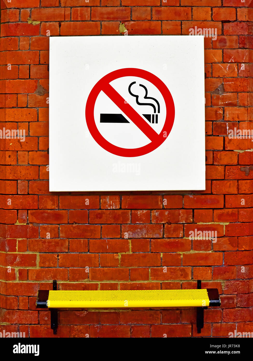 Cullercoats u-Bahnstation No Smoking Schild mit gelber Sitzfläche Stockfoto