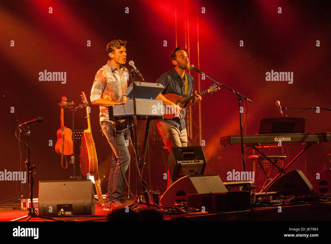 Das Multi-Instrumentalist-Duo Ninebarrow auf der Ham-Bühne des Sidmouth Folk Festivals.das Folk-Festival läuft seit 1955, zieht Zehntausende Besucher an und wird vor dem Abschlusskonzert am 11.. August über 700 Veranstaltungen erleben. Stockfoto