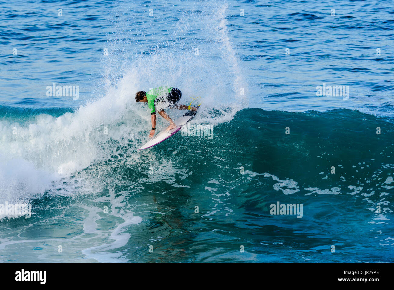 Huntington Beach, FL, USA. 3. August 2017. Kiron Jabour (USA-Hawaii) konkurriert bei der 2017 VANS uns Open of Surfing. Bildnachweis: Benjamin Ginsberg/Alamy Live-Nachrichten. Stockfoto