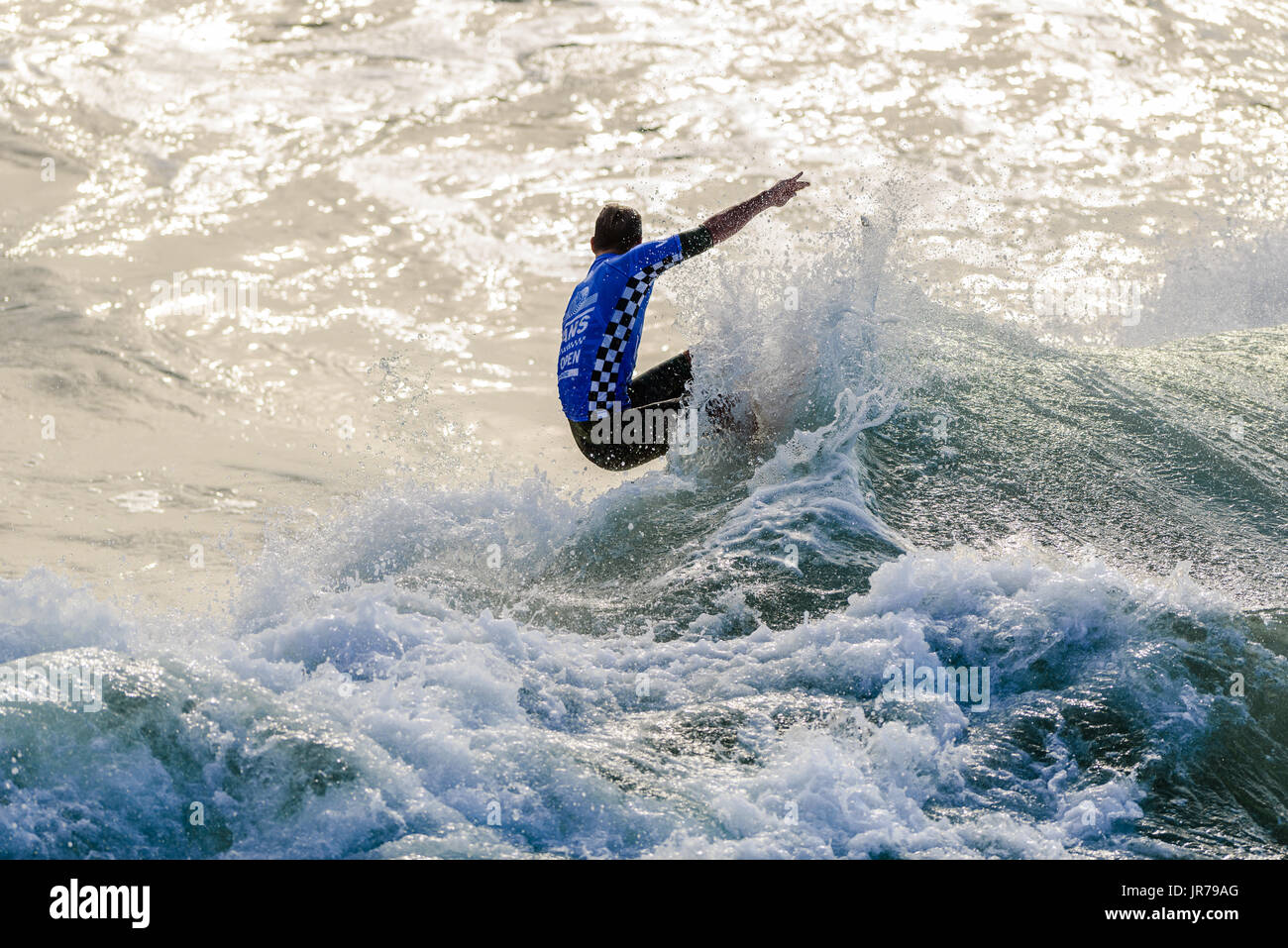 Huntington Beach, FL, USA. 3. August 2017. Brett Simpson verbindet eine lange Welle nach innen an den 2017 VANS uns Open of Surfing. Bildnachweis: Benjamin Ginsberg/Alamy Live-Nachrichten. Stockfoto