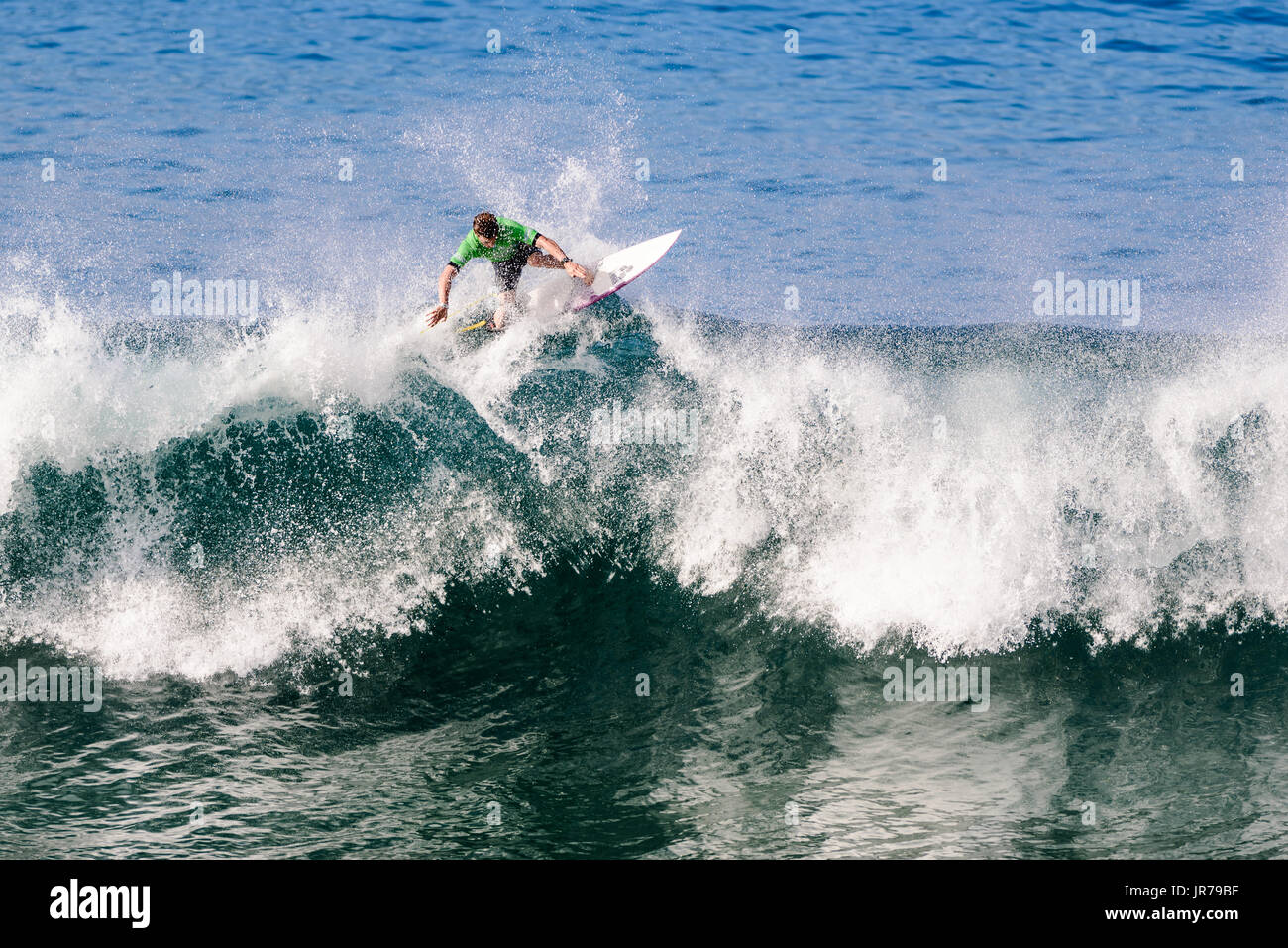Huntington Beach, FL, USA. 3. August 2017. Kiron Jabour (USA-Hawaii) schwebt der Lippe an den 2017 VANS uns Open of Surfing. Bildnachweis: Benjamin Ginsberg/Alamy Live-Nachrichten. Stockfoto