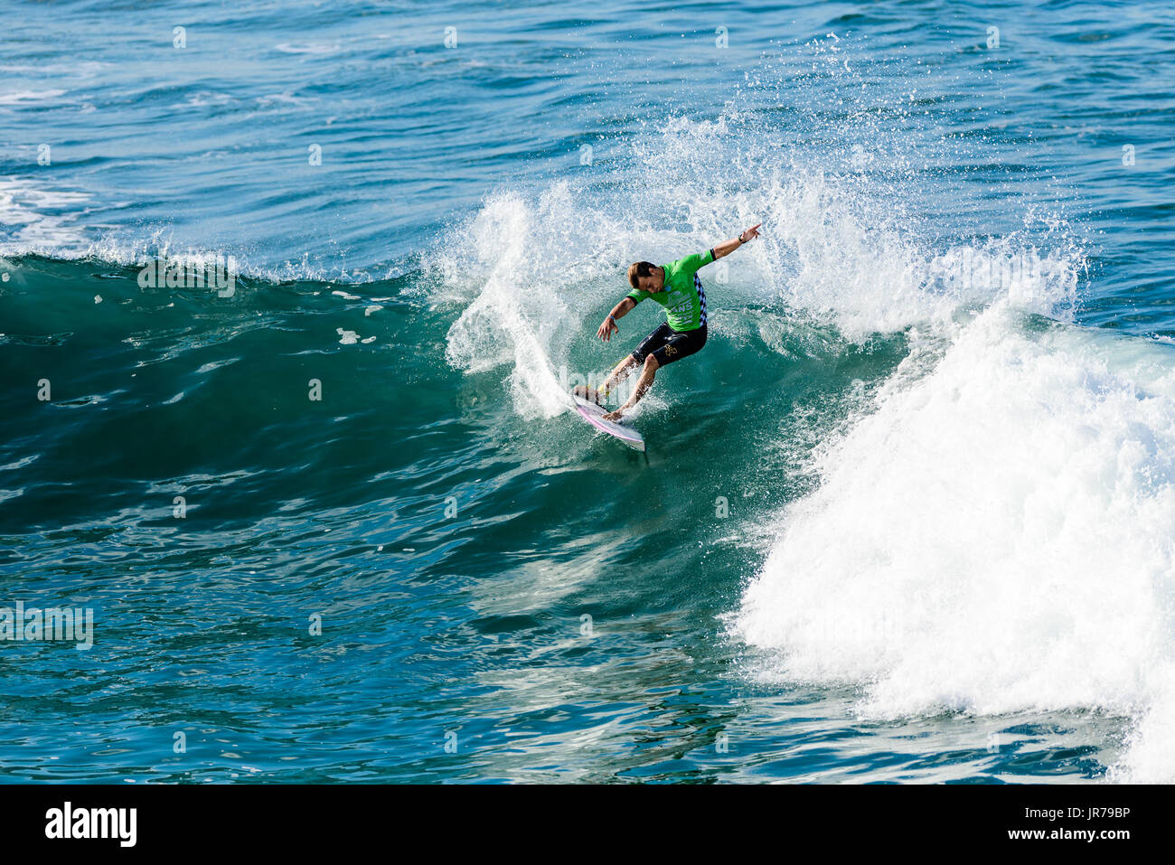 Huntington Beach, FL, USA. 3. August 2017. Kiron Jabour (USA-Hawaii) konkurriert bei der 2017 VANS uns Open of Surfing. Bildnachweis: Benjamin Ginsberg/Alamy Live-Nachrichten. Stockfoto