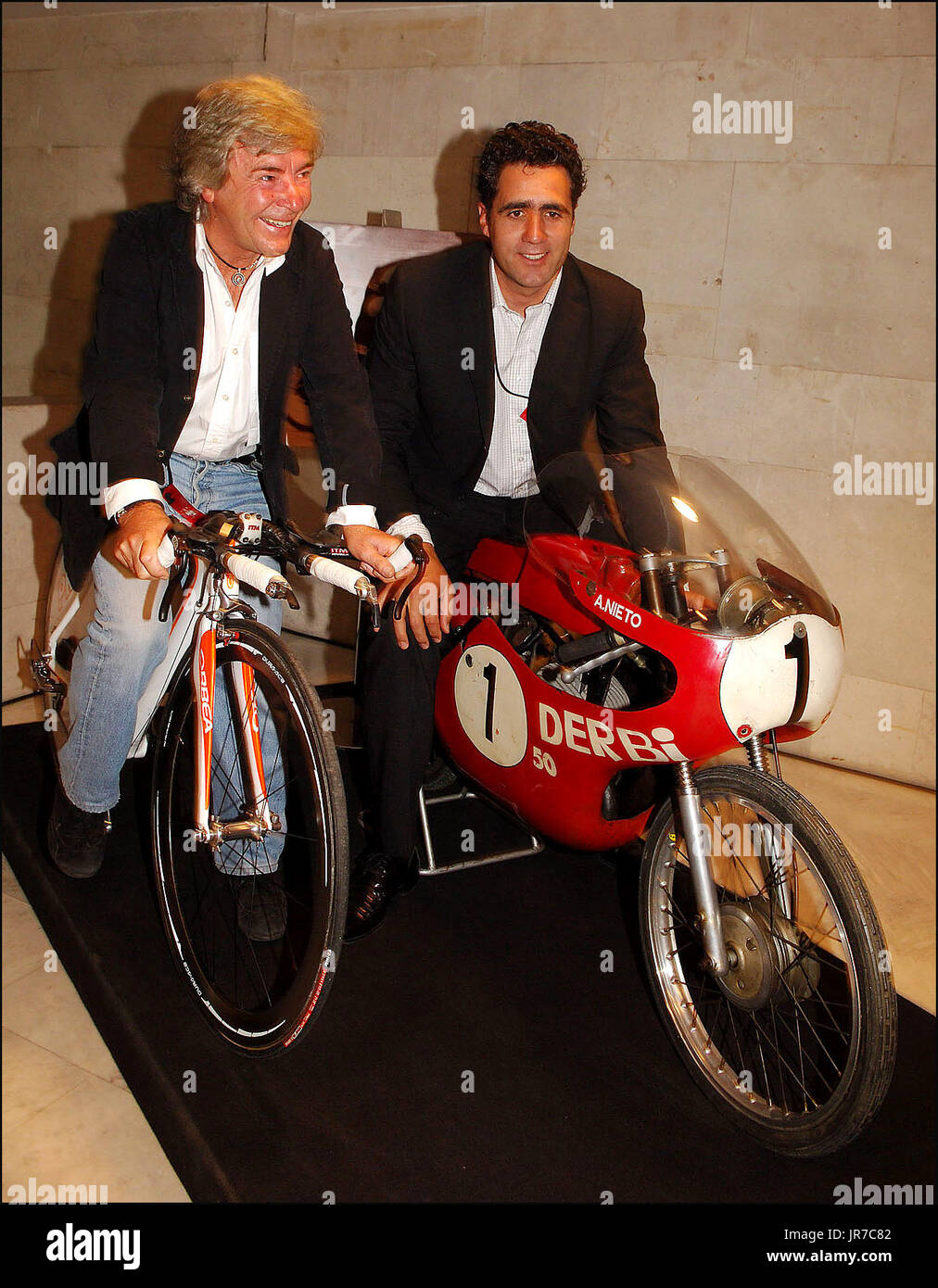 Angel Nieto Motorrad Auspuff stirbt Foto Archiv MIGUEL INDURAIN Y ANGEL NIETO EN LA FERIA DE DEPORTE Gesamt 2005 ¬ © KORPA 11.02.2005 MADRID *** lokalen Caption *** DEPORTE Gesamt 2005 abgebildet, ANGEL NIETO und MIGUEL INDURAIN Stockfoto