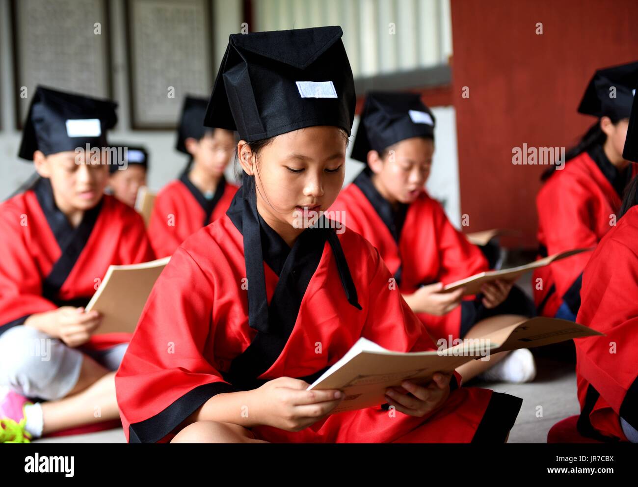 (170804)--SHIJIAZHUANG, 4. August 2017 (Xinhua)--Kinder lesen chinesische Klassikern bei Yuanshi County in Shijiazhuang City, Provinz Hebei North China, 3. August 2017. Die Fenglong Akademie organisiert ein Sommercamp für Kinder bietet ihnen eine Plattform, die traditionelle chinesischen Kultur in diesen Sommerferien zu lernen. (Xinhua/Wang Xiao) (Zx) Stockfoto