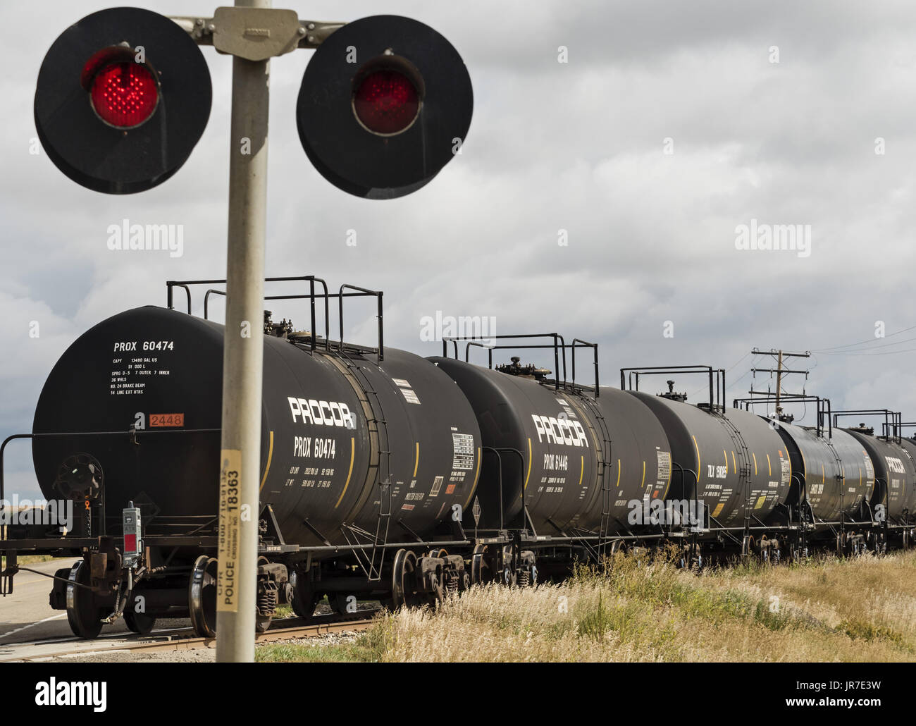 Shaunavon, Saskatchewan, Kanada. 26. August 2016. Tanker-Autos mit Molton Schwefel und Rohöl auf einem Güterzug der Great Western Railway Geschwindigkeit durch ein Bahnübergang in der Nähe von Saunavon, Saskatchewan. Die kurze Linie Eisenbahn betreibt im Südwesten Saskatchewan auf Spuren, die einst im Besitz von Canadian Pacific Railway. Bildnachweis: Bayne Stanley/ZUMA Draht/Alamy Live-Nachrichten Stockfoto