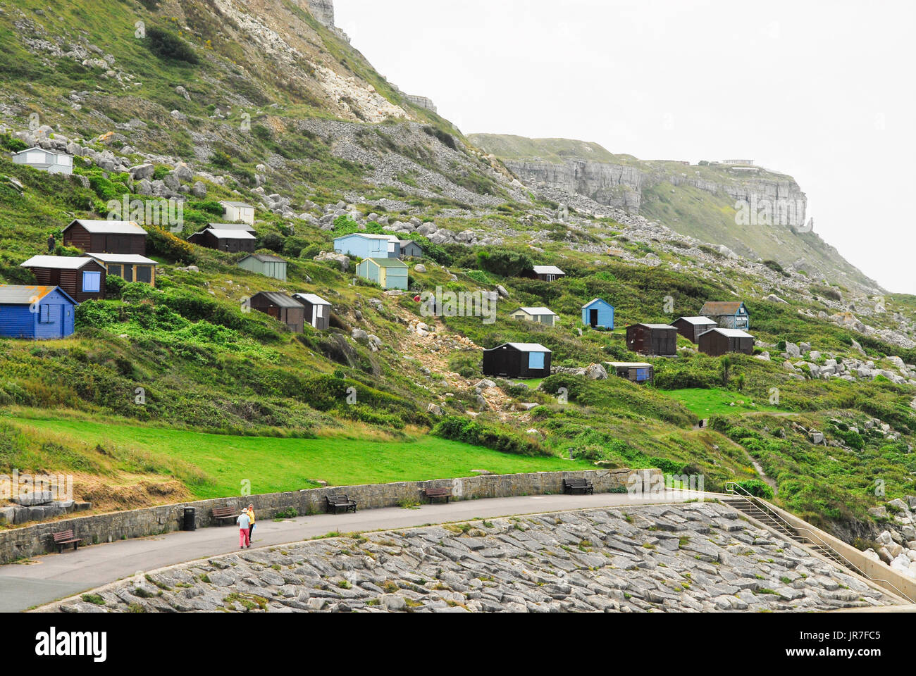 Chesil Beach, Dorset. 4. August 2017. UK-Wetter: Menschen gehen durch den Strandhütten, am Ende des Chesil Beach, an einem Tag sonnig in Portland Credit: Stuart Fretwell/Alamy Live-Nachrichten Stockfoto