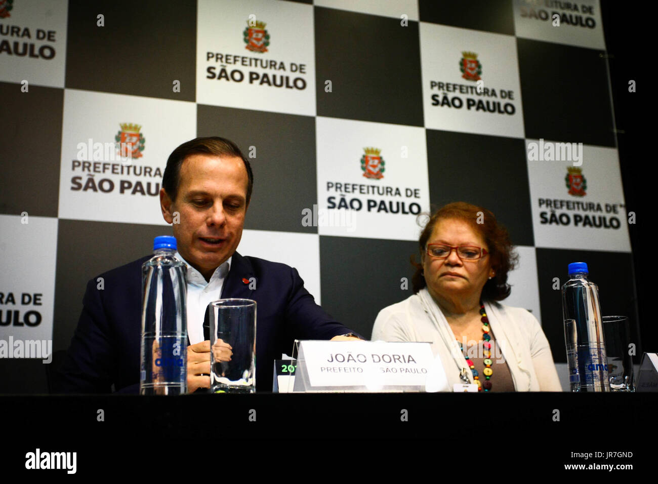 SÃO PAULO, SP - 04.08.2017: D'RIA DOA SALARIO PARA CLUBE DE MÃES - auf dem Foto, Maria Eulina Reis Silva Hilsenbeck, Präsident der Professional Workshop Mütter der brasilianischen und der Bürgermeister João Dória. Der Bürgermeister der Stadt São Paulo, João Dória, macht eine weitere Spende von seinem Gehalt von fast $ 18 Tausend R. Dieses Mal ist derjenige, der die Prüfung erhält der Mütter Club von Brasilien. (Foto: Aloisio Mauricio/Fotoarena) Stockfoto