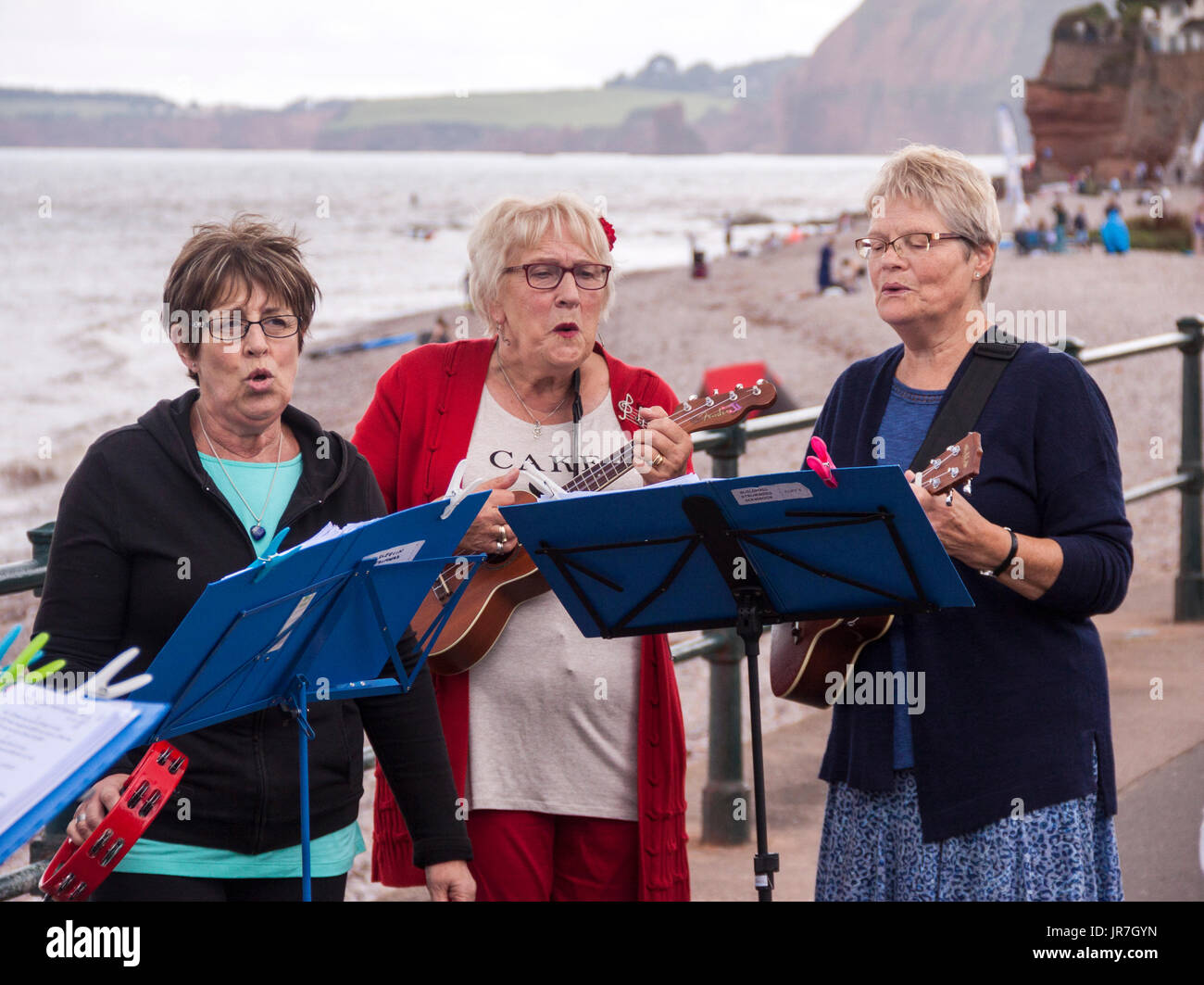 Honiton, Devon, Großbritannien. 4 Aug, 2017. Sidmouth Folk Woche Festival. Eine ukele Band busks auf der Strandpromenade. Die Folk Festival läuft seit 1955, lockt Zehntausende Besucher und über 700 Veranstaltungen vor dem letzten Konzert am 11. August zu sehen. Quelle: South West Fotos/Alamy leben Nachrichten Stockfoto