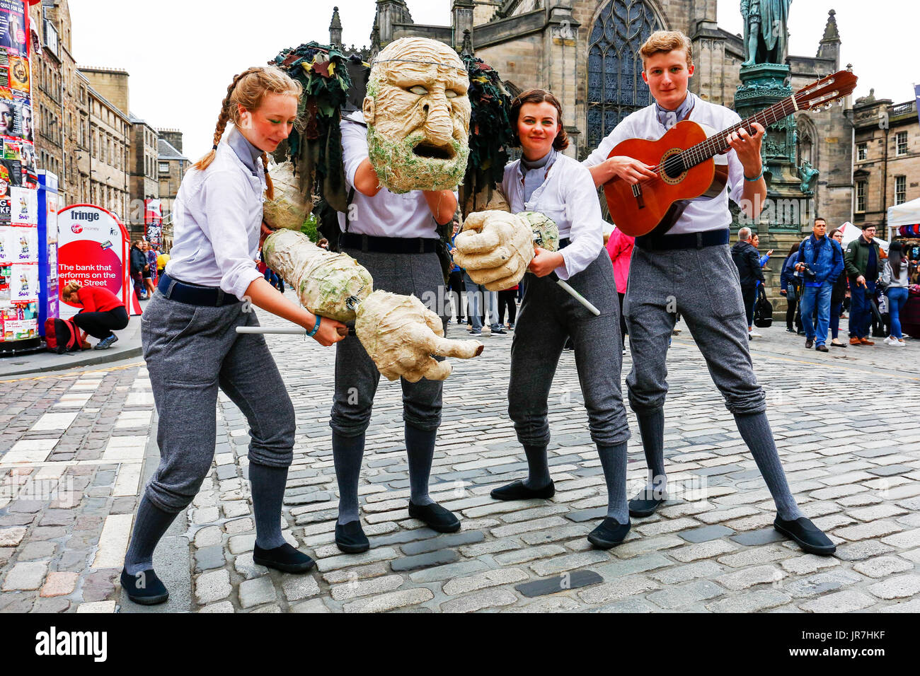 Edinburgh, UK. 4. August 2017. 70. Edinburgh Festival Fringe, die weltweit größte jährliche Kunstfestival begann heute mit Straßenkünstlern und Theater handelt von auf der ganzen Welt entlang der Royal Mile und an anderen Orten in der Stadt durchführen und diese Handlungen beinhalten oft die Öffentlichkeit in ihren kostenlosen Shows. Mitglieder des Theaters group "Gruffdog Theater" Durchführung ihrer Interpretation von PEER GYNT Credit: Findlay/Alamy Live News Stockfoto