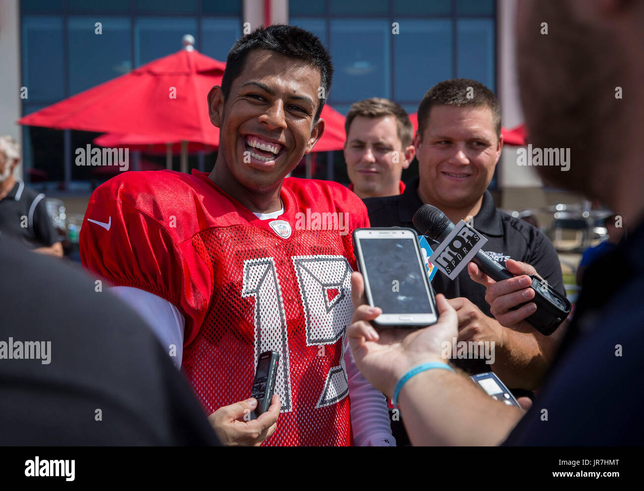Florida, USA. 4. August 2017. LOREN ELLIOTT | Zeiten. Tampa Bay Buccaneers Kicker Roberto Aguayo (19) Lächeln während der Einnahme von Fragen von Reportern während des Trainingslagers im One Buccaneer Place in Tampa, Florida, auf Freitag, 4. August 2017. Bildnachweis: Loren Elliott/Tampa Bay Times / ZUMA Draht/Alamy Live News Stockfoto Florida, USA. 4. August 2017. LOREN ELLIOTT | Zeiten. Tampa Bay Buccaneers Kicker Roberto Aguayo (19) Lächeln während der Einnahme von Fragen von Reportern während des Trainingslagers im One Buccaneer Place in Tampa, Florida, auf Freitag, 4. August 2017. Bildnachweis: Loren Elliott/Tampa Bay Times / ZUMA Draht/Alamy Live News Stockfoto