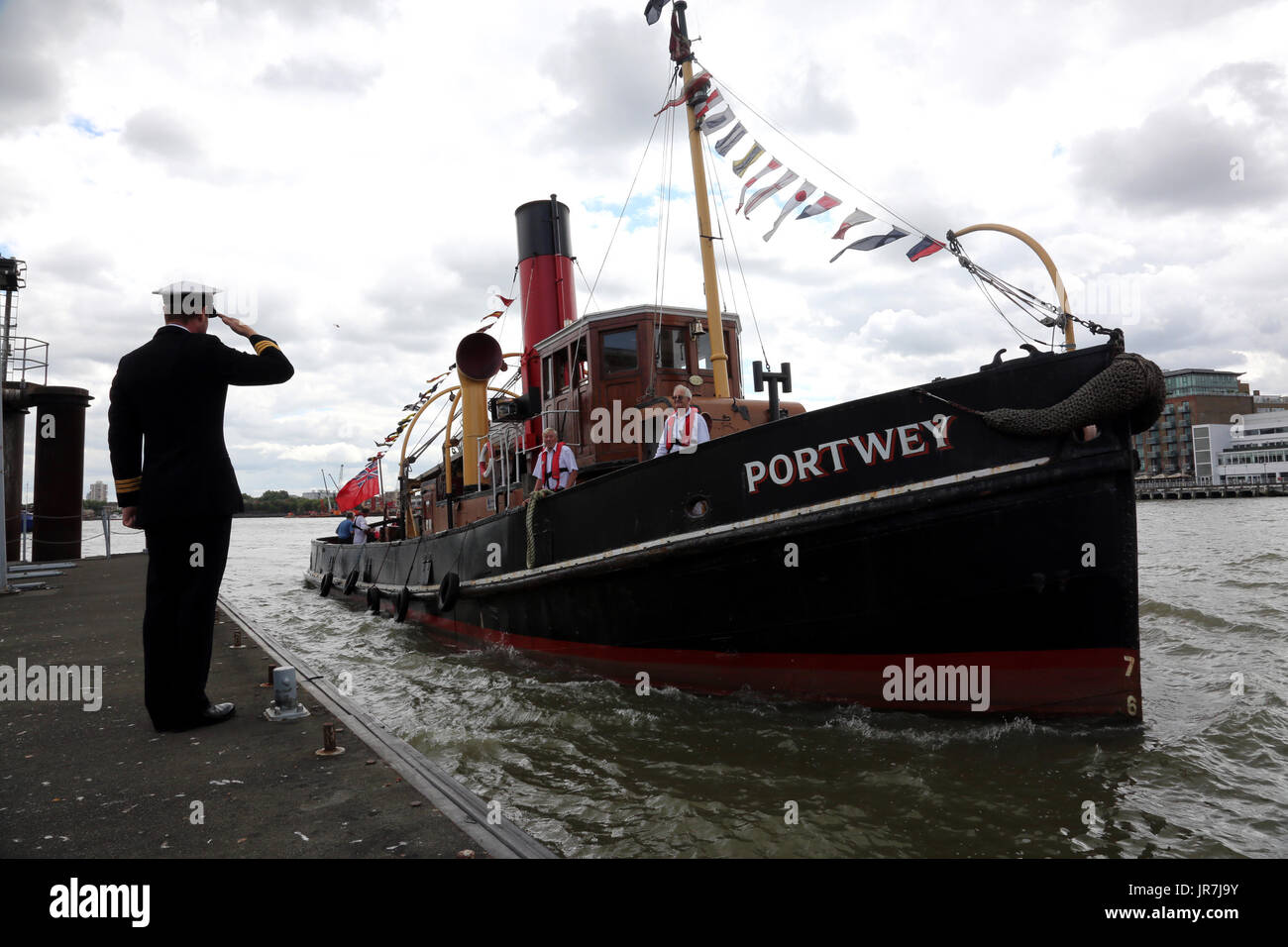 90 Jahre alten Dampf Schlepper nimmt Royal Navy Salute Stockfoto