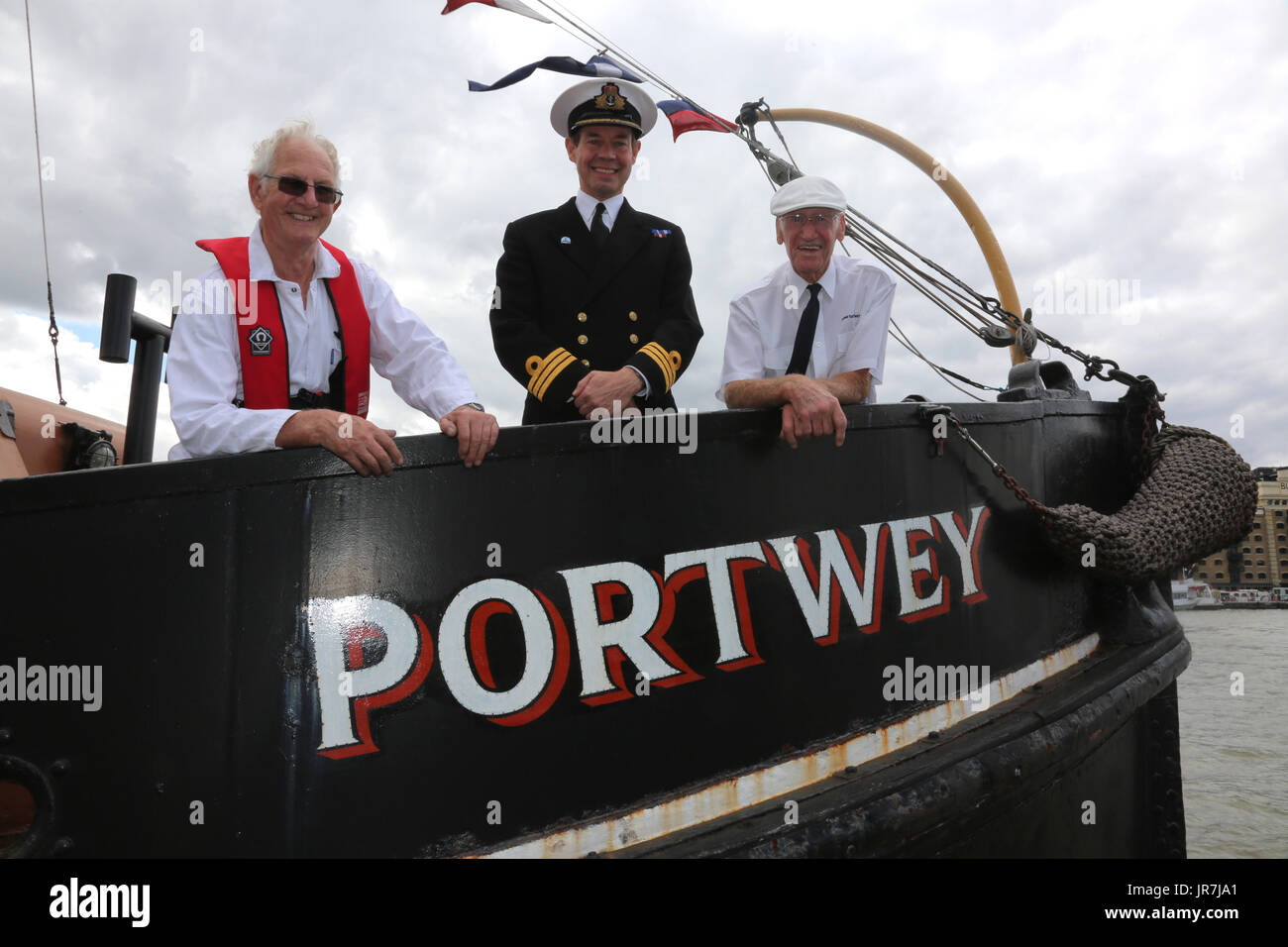 90 Jahre alten Dampf Schlepper nimmt Royal Navy Salute Stockfoto