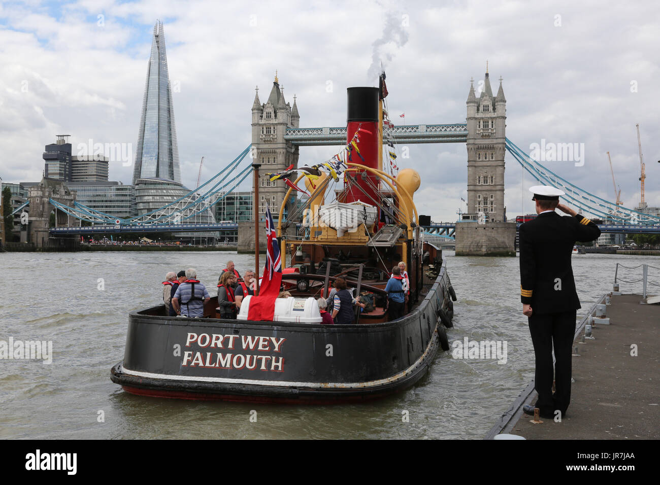 90 Jahre alten Dampf Schlepper nimmt Royal Navy Salute Stockfoto