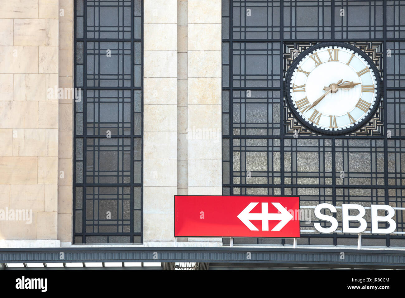 Genf, Schweiz - 19. Juni 2017: Logo der Schweizer Bahnen (SBB CFF FFS) vor Bahnhof Genf Cornavin (Gare de Cornavin), in der cen Stockfoto