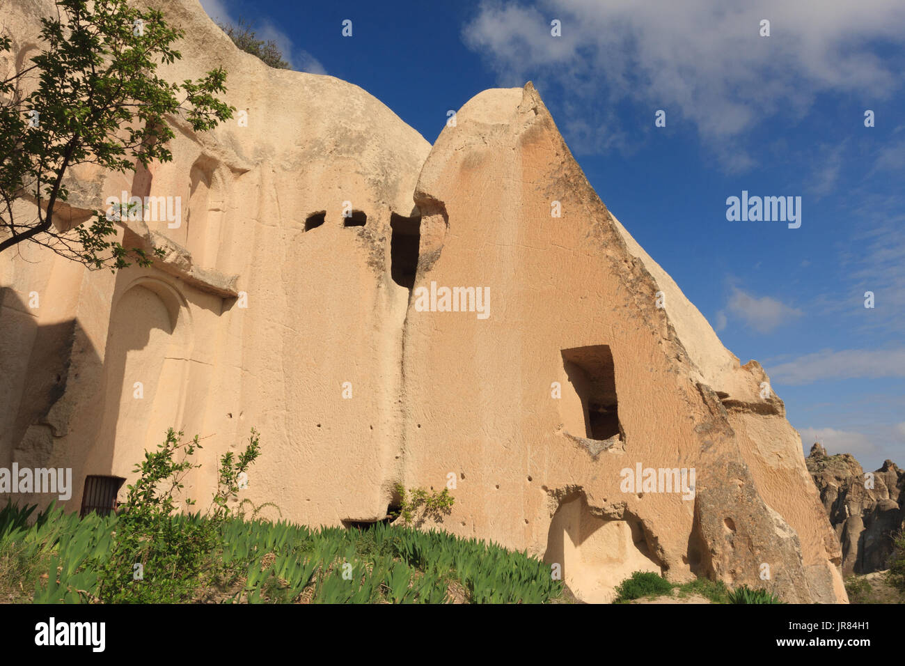 Horizontalen Schuss der Höhle Kirche in Kappadokien an sonnigen Tag erschossen Stockfoto