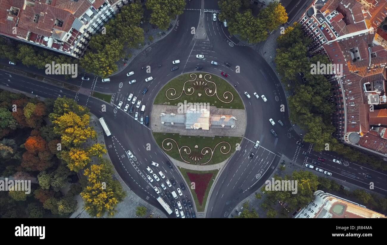 Fliegen Sie über den Abend Madrid mit Blick auf das Haus und die Straße Stockfoto