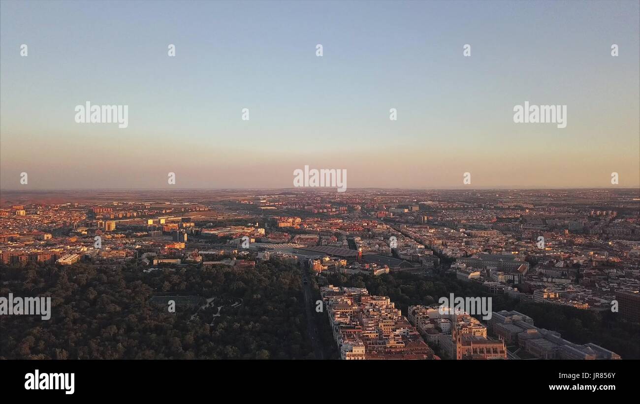 Fliegen Sie über den Abend Madrid mit Blick auf das Haus und die Straße Stockfoto