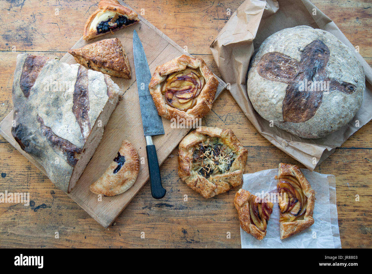 Frühstück Brot und Gebäck auf dem Tisch ausbreiten Stockfoto