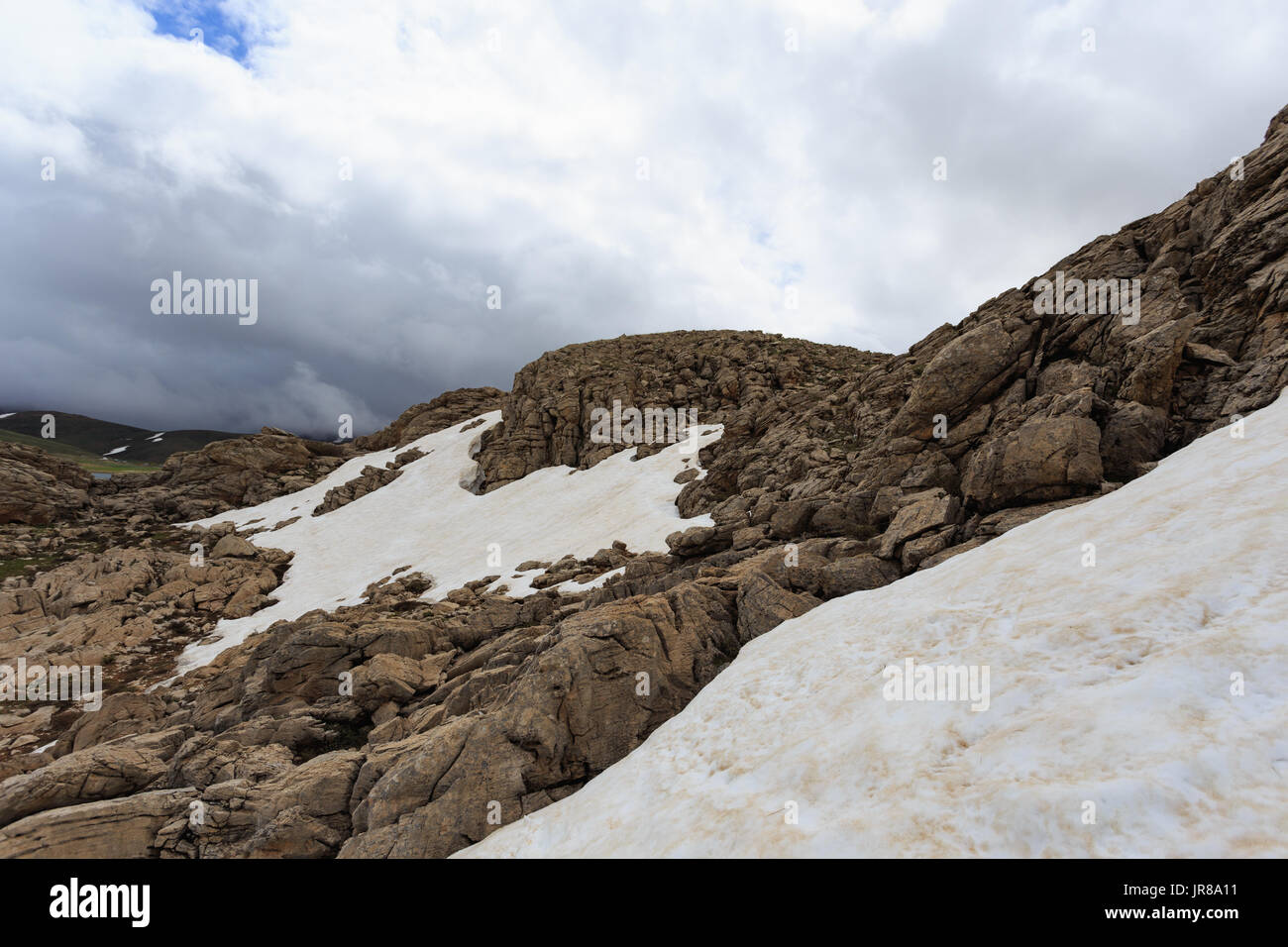 Horizontalen Schuss von Berghängen fallenden Schnee schmelzen Stockfoto