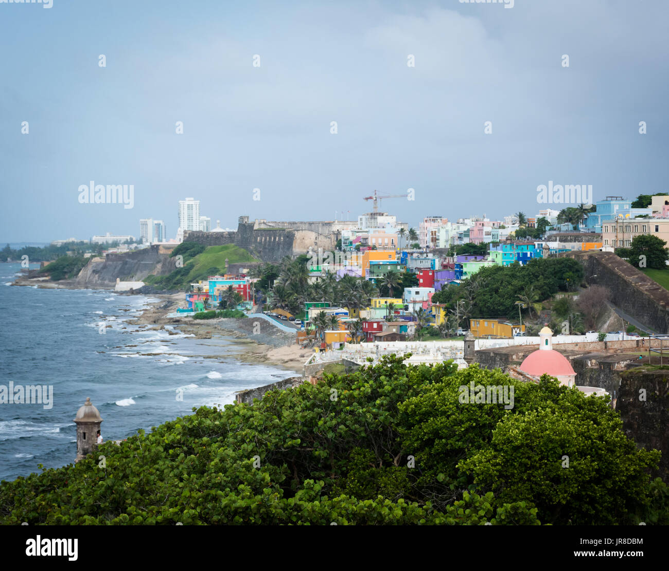 Blick auf die Altstadt von San Juan, San Cristobal, und La Perla von El Morro Castle Stockfoto