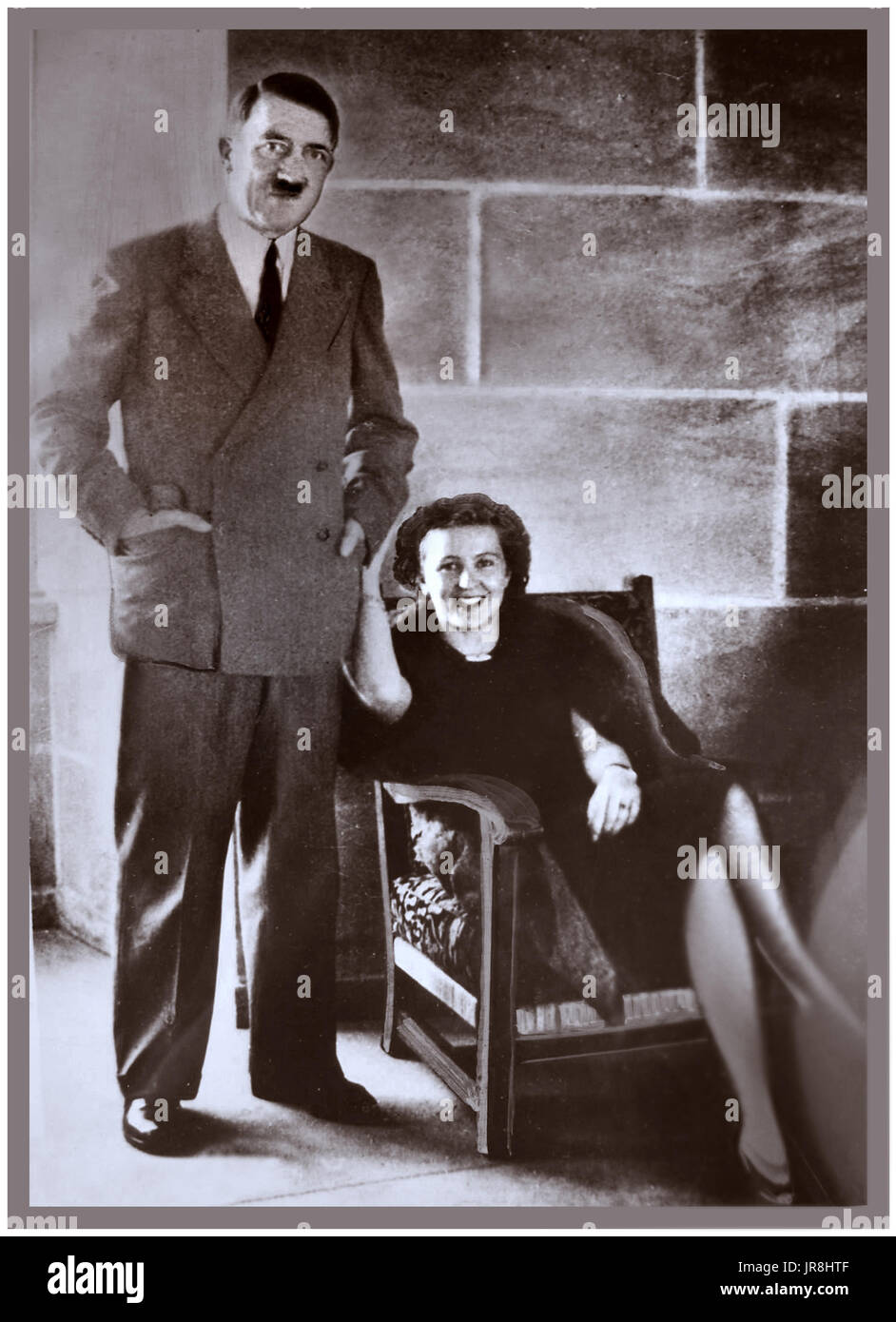 Adolf Hitler und Eva Braun posieren in entspannter Stimmung während des 2. Weltkrieges für ein informelles Foto im Berghof, Berchtesgaden Obersalzberg Bayern Deutschland Stockfoto