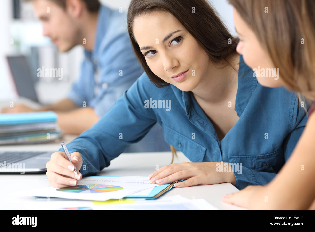 Zwei schwere Arbeiter überprüfen Wachstum Diagramme im Büro Stockfoto