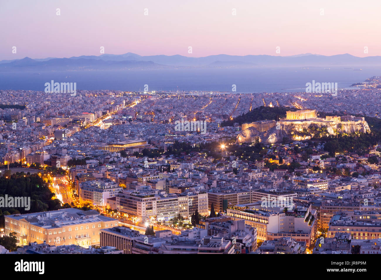 Blick auf die Stadt von Athen, während des Sonnenuntergangs. Auf der rechten Seite kann gesehene Akropolis und das Parthenon, und unten links das griechische Parlament. Stockfoto