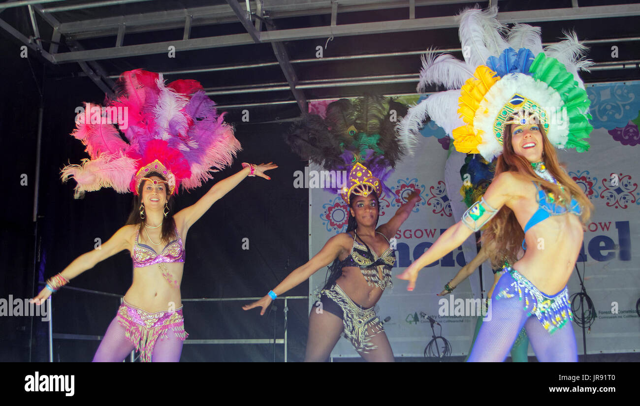 Glasgow Mela brasilianischen Fan Tänzer auf der Bühne im Kelvingrove park Stockfoto