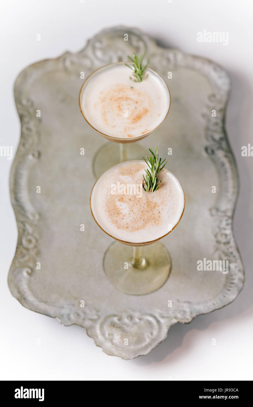 Zwei cremige Cocktails auf einem Vintage Tablett Stockfoto