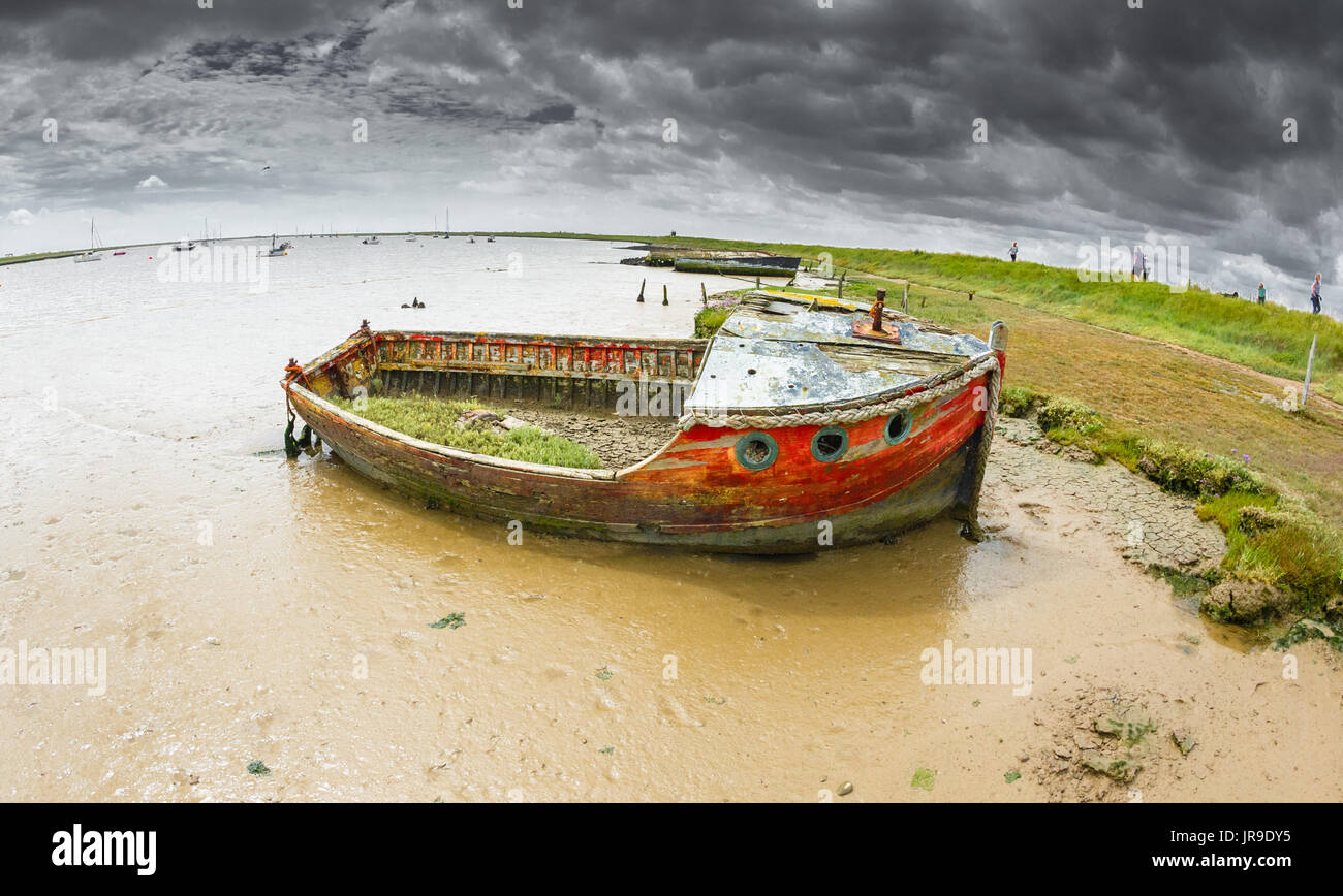 Gestrandet, Fäulnis Holzboote in der schlammigen Mündung in Orford, Suffolk. Stockfoto