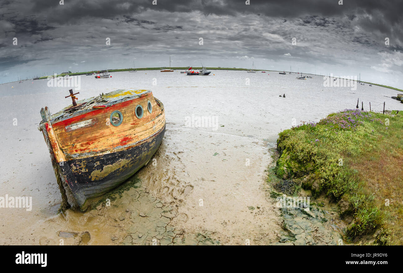 Gestrandet, Fäulnis Holzboote in der schlammigen Mündung in Orford, Suffolk. Stockfoto