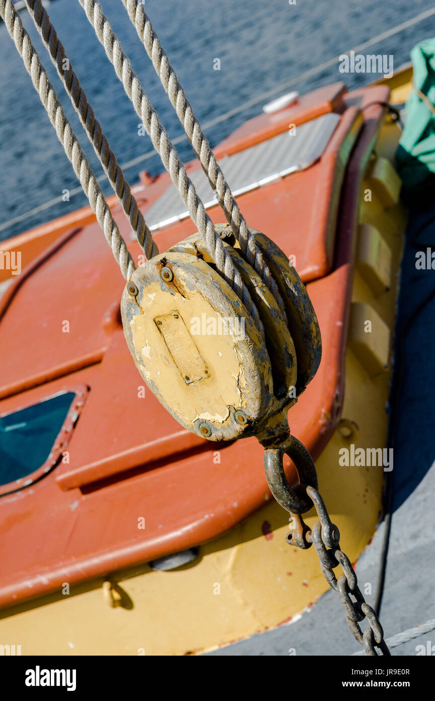 Rigg und Seile auf einem Segelboot. Stockfoto