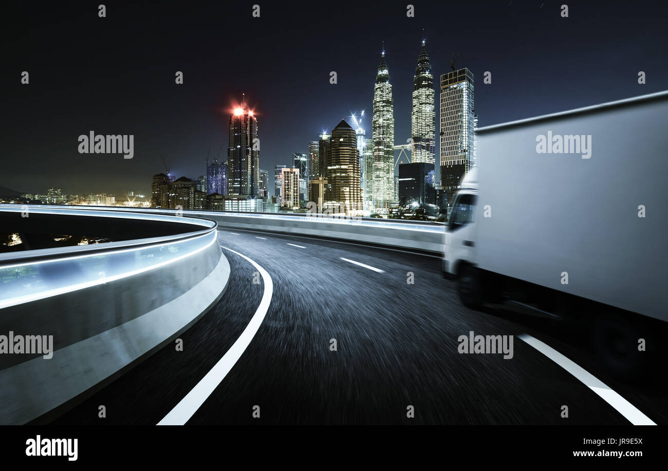 Fahrzeug auf der Straße bei Nacht - Geschwindigkeit und Konzept. Stockfoto