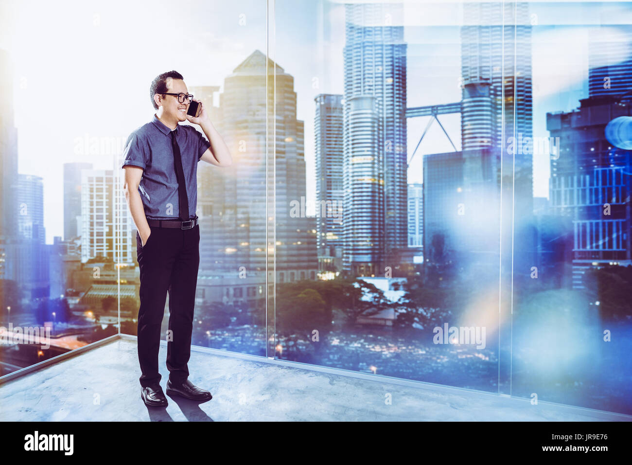 Volle Länge Portrait von Happy 30s 40s Asiatische Geschäftsmann. Stockfoto