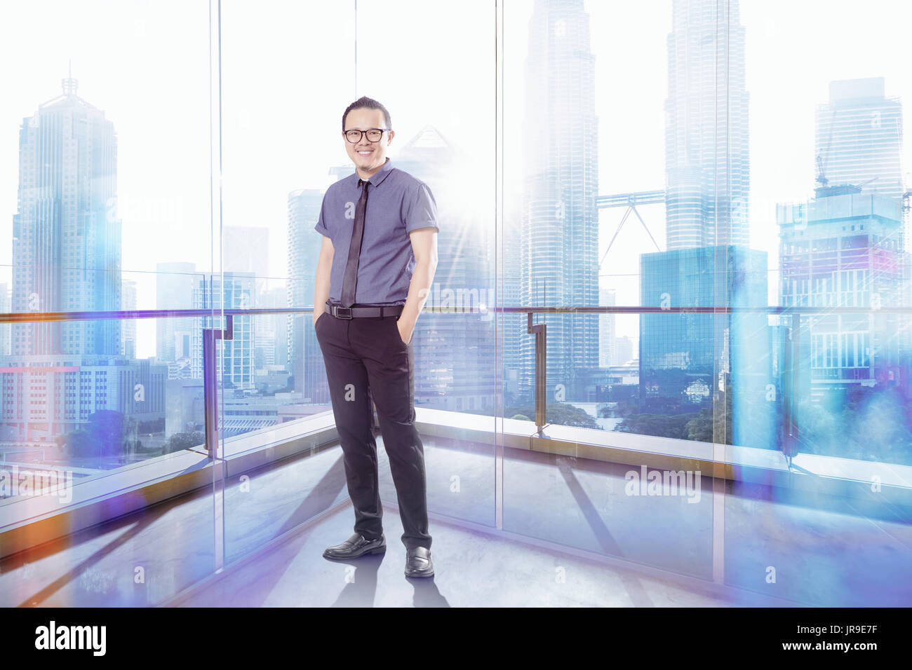 Volle Länge Portrait von Happy 30s 40s Asiatische Geschäftsmann. Stockfoto