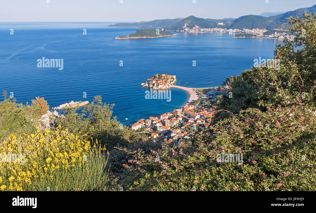 Panorama der Insel Sveti Stefan in einem schönen Sommermorgen in Budva, Montenegro. Stockfoto