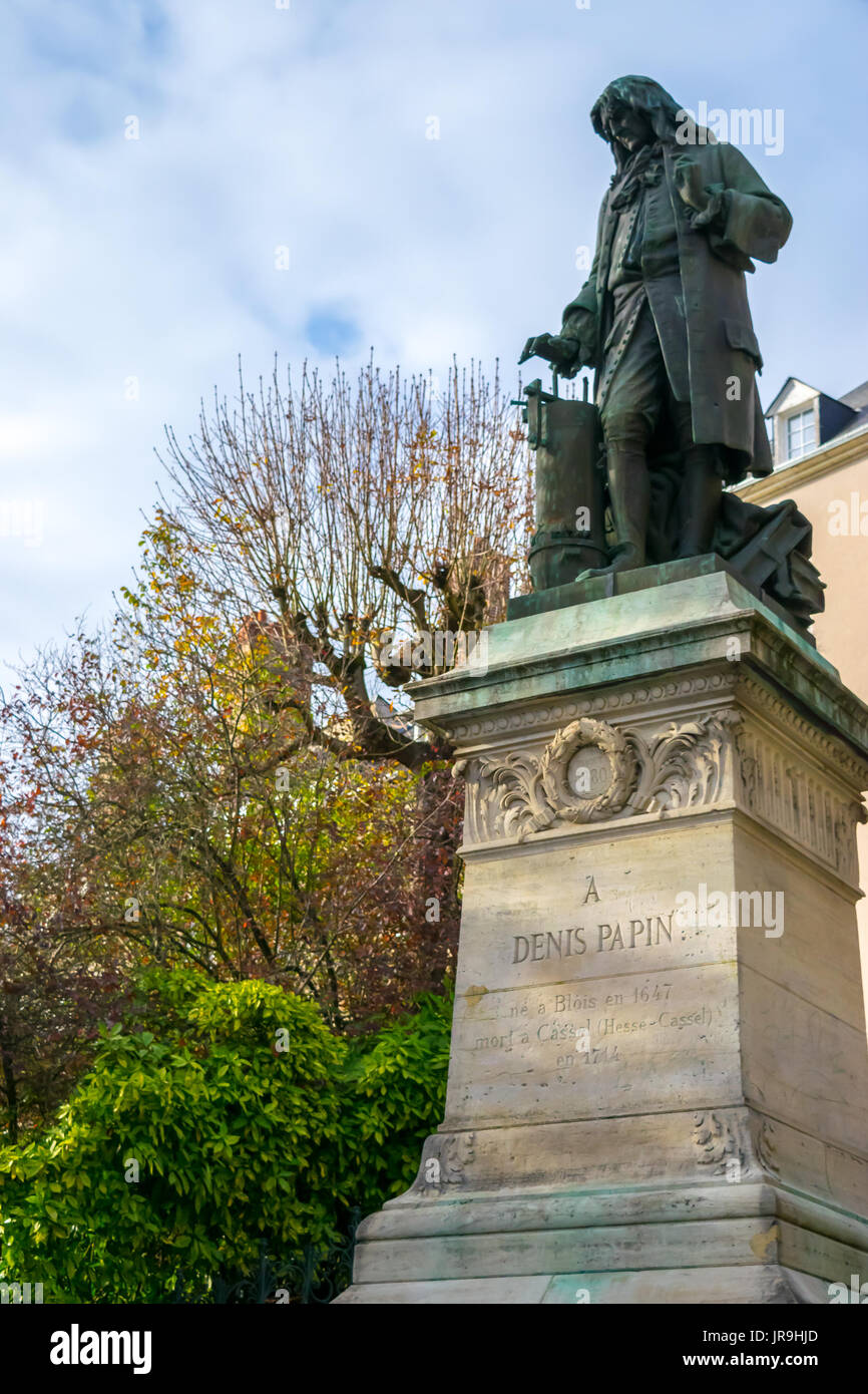 BLOIS, Frankreich - 11. November 2015: Denis Papin Statue bei Blois. Stockfoto