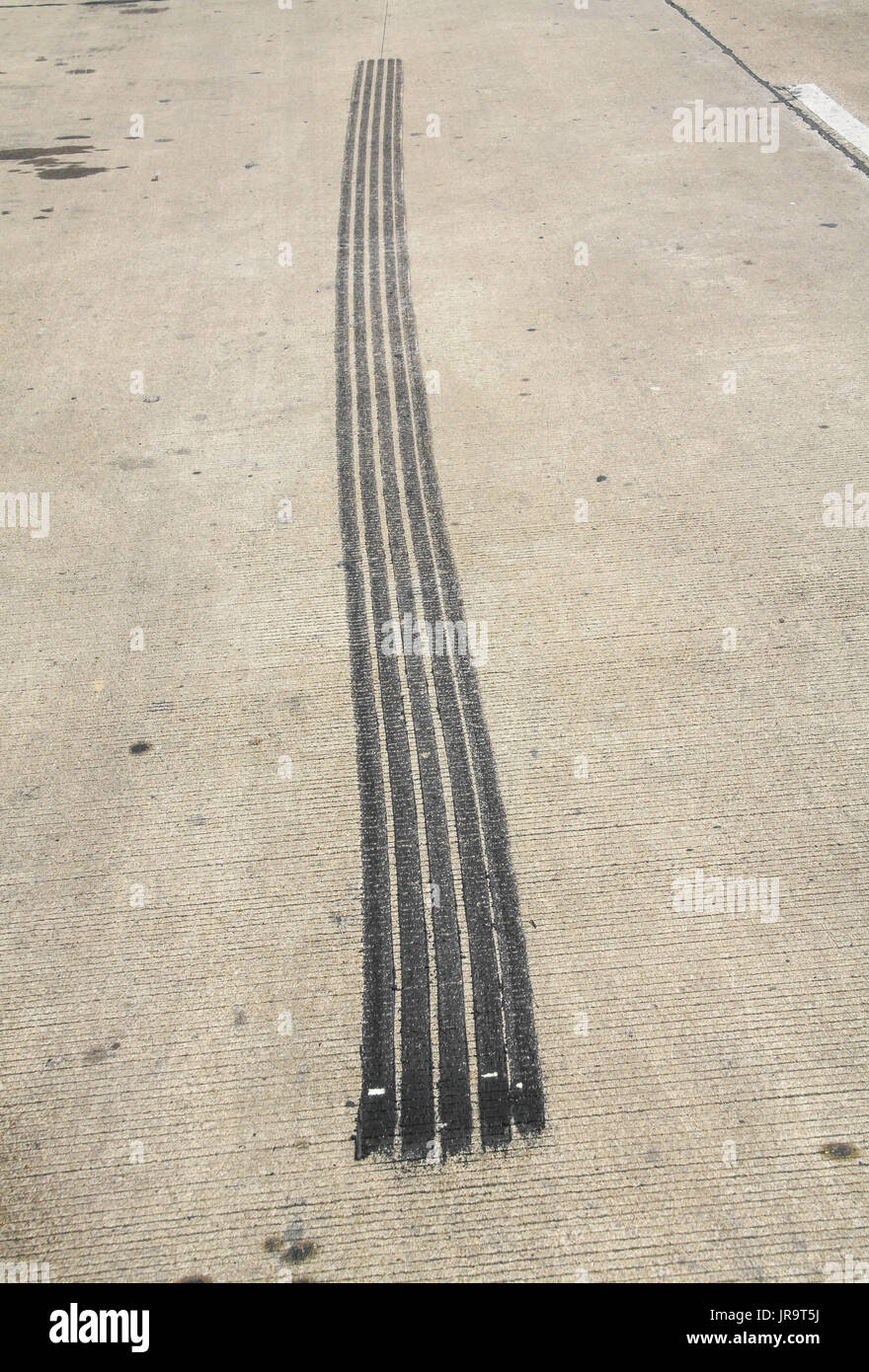 Schwarzen Anschluss reifen Bremse auf konkrete Straße Stockfoto