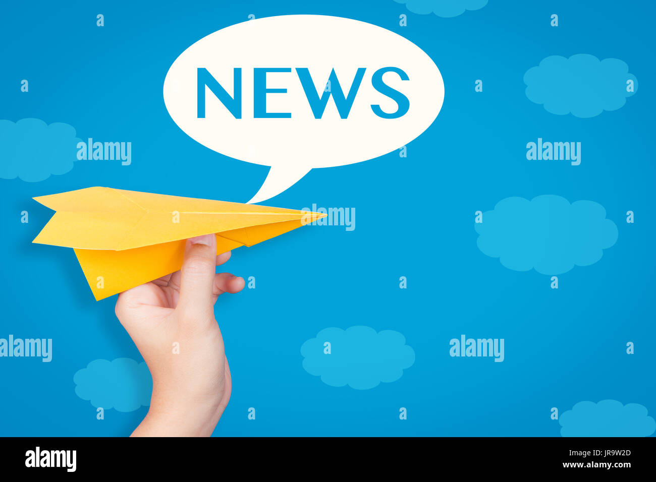 Hand, die Papierflieger mit Nachrichten-Text in der Sprechblase auf blauem Hintergrund Stockfoto