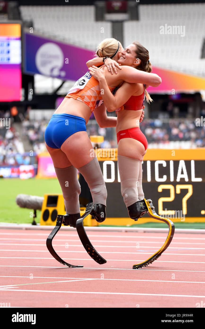 Sara Andres Barrio und Fleur Jong umarmen sich, nachdem sie in der T44 200 m bei den Para Athletics World Championships im London Stadium angetreten waren Stockfoto