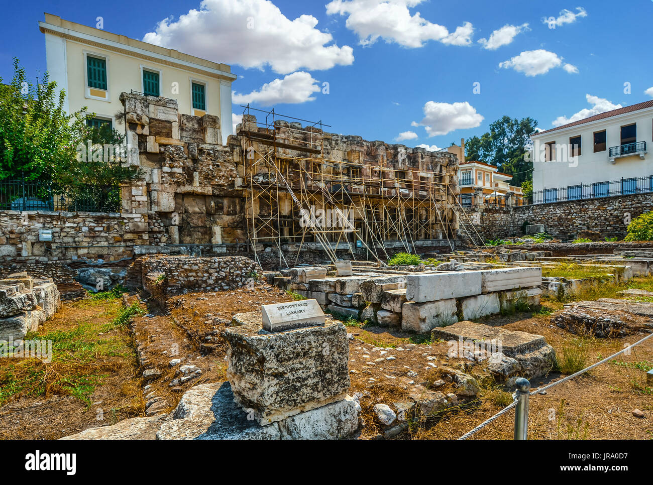 Die Ruinen der antiken Hadrian Bibliothek in Athen Griechenland an einem sonnigen Sommertag Stockfoto