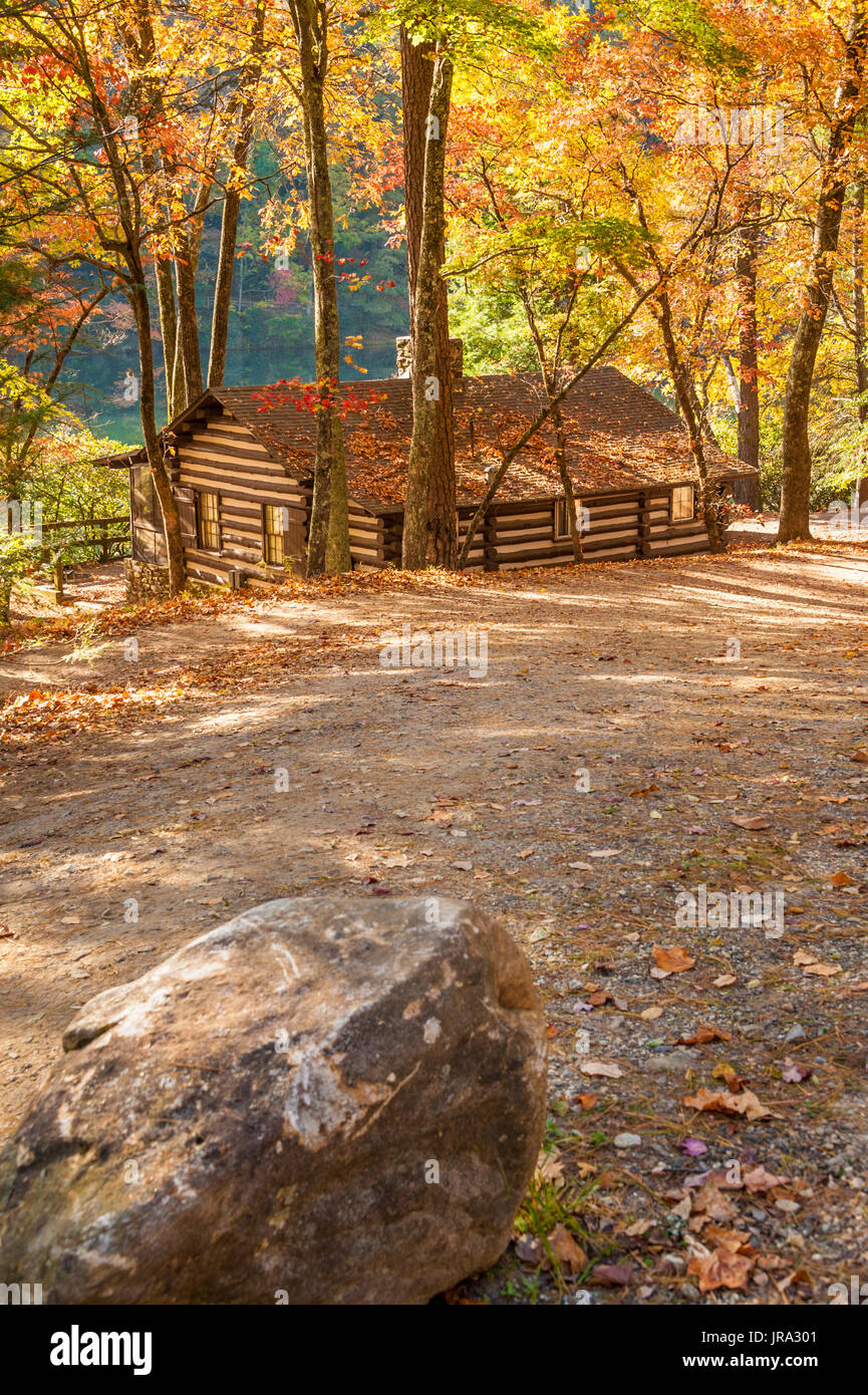 Charmante Seeufer Blockhaus (erbaut durch das Civilian Conservation Corps in den 1930er Jahren) unter einem bunten Spektrum an Herbst Blätter im Vogel State Park. Stockfoto