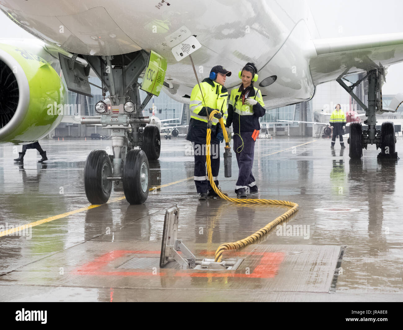 Sankt Petersburg, Russland - 2. August 2017.  Pulkovo Servise Sachen in der Nähe von Bombardier CS300 Sitzplatzkosten. Stockfoto