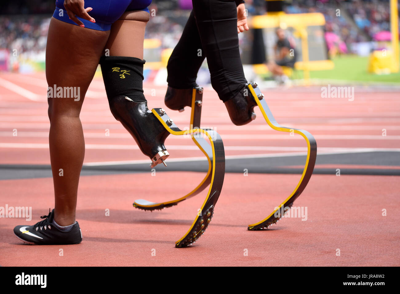 Laufklingen, flexible Füße mit Spitzen von Läufern, die in den T44 200m bei den World para Athletics Championships im London Stadium antreten. Platz zum Kopieren Stockfoto